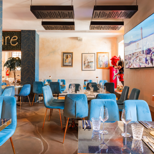Interni della sala superiore del Ristorante Piano Piano Bologna in Piazza Maggiore