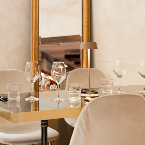 Tavolo apparecchiato nella sala superiore del Ristorante Piano Piano Bologna